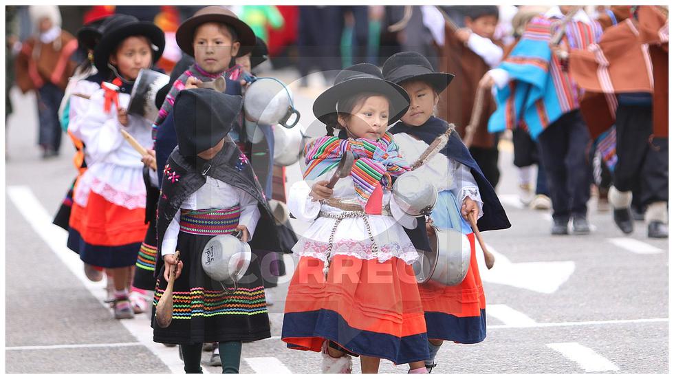 'Pérez' y  'Carhuancho' se juntan en desfile por aniversario en Huancayo (FOTOS)
