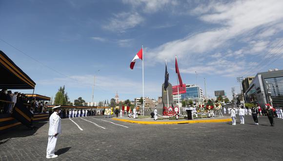 Diversas autoridades acudieron a la avenida Bolognesi en Yanahuara para recordar también el combate de Angamos y 200 años de la Marina de Guerra del Perú. (Leonardo Cuito)