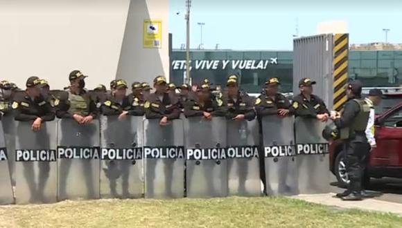 El día del supuesto intento de toma del aeropuerto Jorge Chávez, un contingente policial apareció para repeler a los manifestantes. (Captura: Canal N)