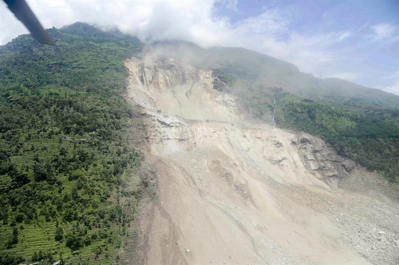Nepal: Corrimiento de tierra deja 30 muertos y 135 desaparecidos
