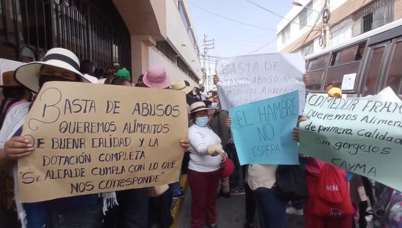 Integrantes de comedores populares protestaron frente a la MPA. (Foto: Jonathan Bárcena)