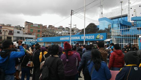 Pobladores de Vilcabamba protestan contra gobernador  de Pasco, Teódulo Quispe