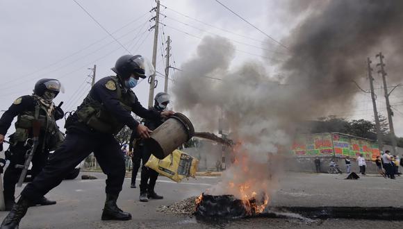 En diversas regiones del país se viene acatando un paro de transportistas y han bloqueado las vías (FOTO: Randy Reyes)