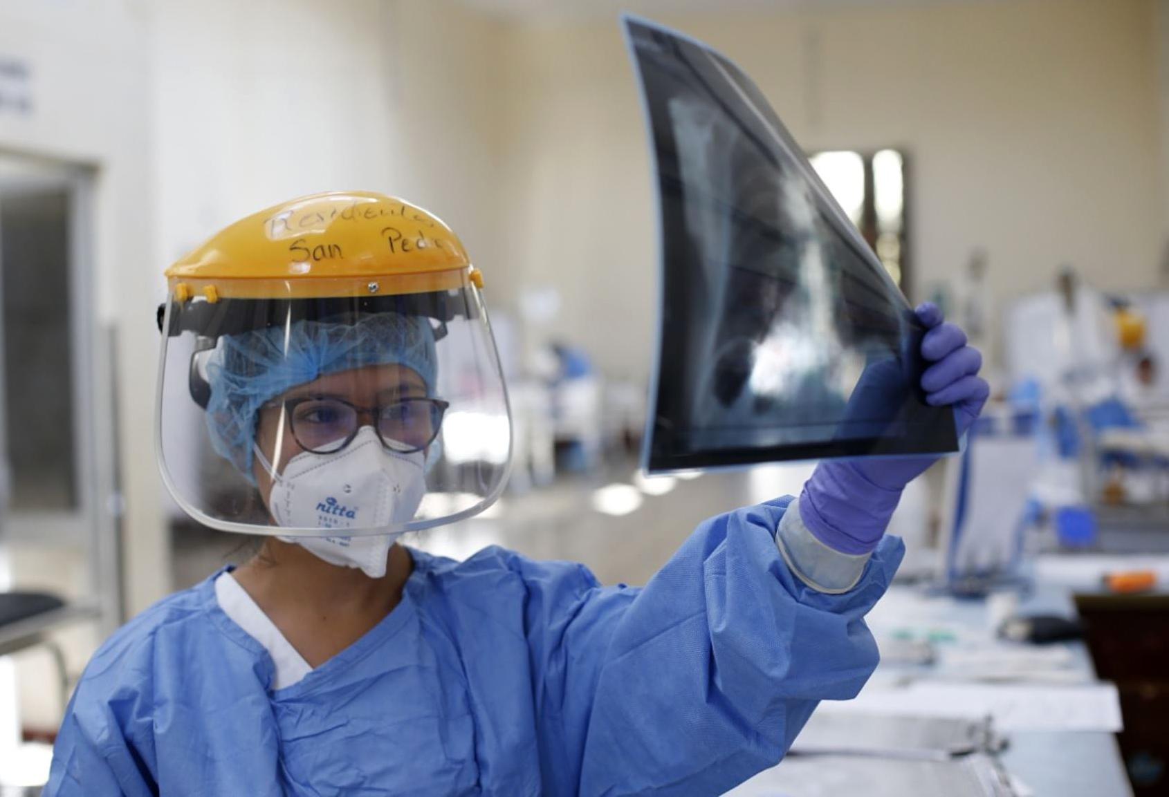 Recomiendan que el personal de salud evite el uso de maquillaje al atender pacientes. (Foto: Ministerio de Salud / AFP)