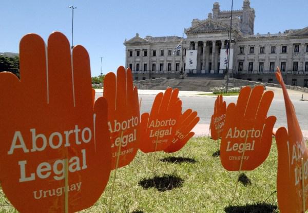 Uruguay: En 30% creció el número de mujeres que desistió abortar