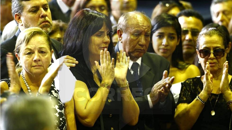 Carla García asiste a velorio de su padre en la Casa del Pueblo (FOTOS)