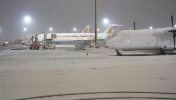 Cancelan mil vuelos en Estados Unidos por tormenta de nieve