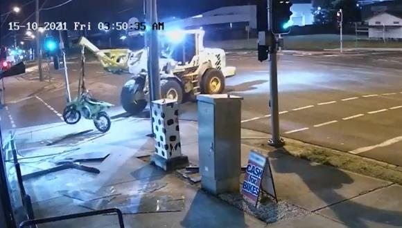 Hombre de 41 años intenta robar motocicletas utilizando un tractor. (Foto: captura de video AFP)
