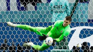 La figura de Croacia: Dominik Livakovic atajó tres penales a Japón en el Mundial de Qatar 2022
