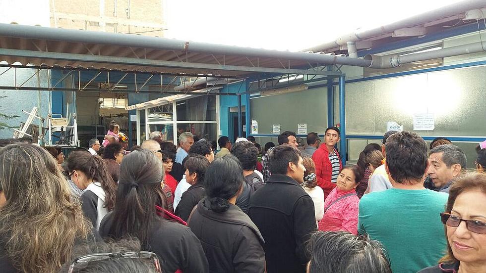 Gestantes, niños y ancianos hacen largas colas por una cita en EsSalud (VIDEOS)