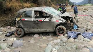 Tres fallecidos y tres heridos deja caída de un auto a barranco en Cusco (FOTOS)