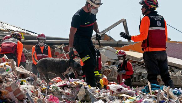 Terremoto en Ecuador: ​Socorristas siguen buscando entre escombros