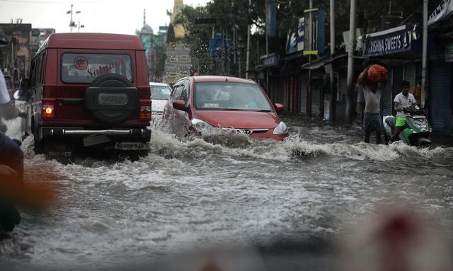 Vehículos atraviesan el agua después de que el ciclón Amphan tocara tierra, en Kolkata, India Oriental, el 21 de mayo de 2020. (EFE / EPA / PIYAL ADHIKARY)