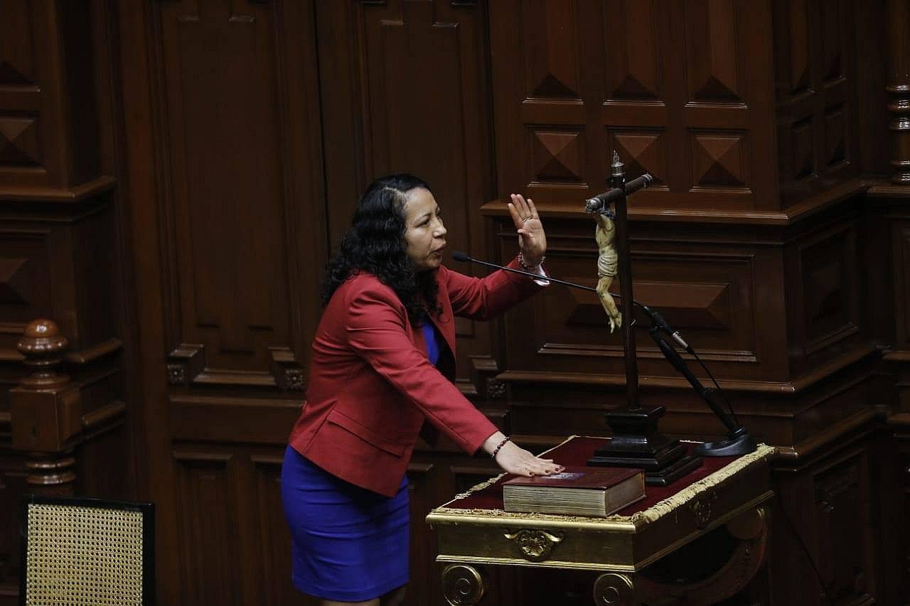 Congresista que reemplaza a Benicio Ríos juró en el Parlamento