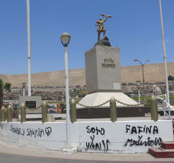 Dos alumnas arruinan con pintura plaza de Bolognesi en Ilo