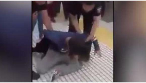 ​Policía tuvo salvaje reacción contra una mujer que se besaba con su esposa (VIDEO)