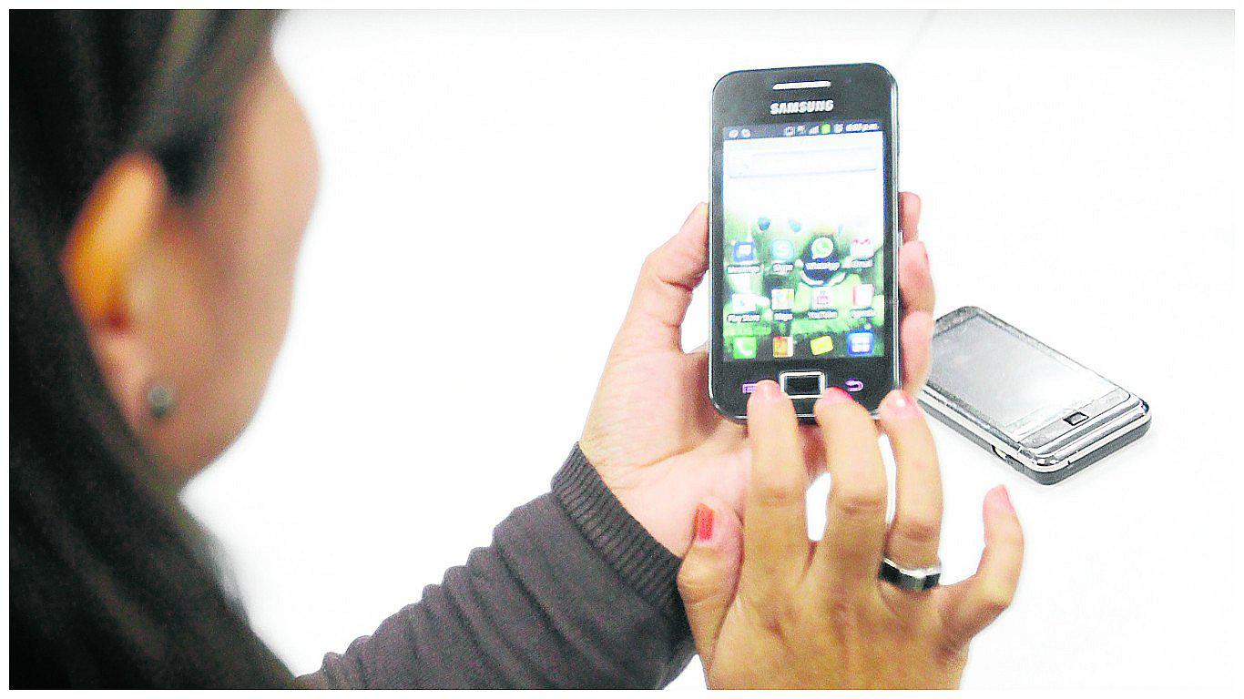 ¡Cuidado! Uso excesivo de smartphones causa daños en los tendones 