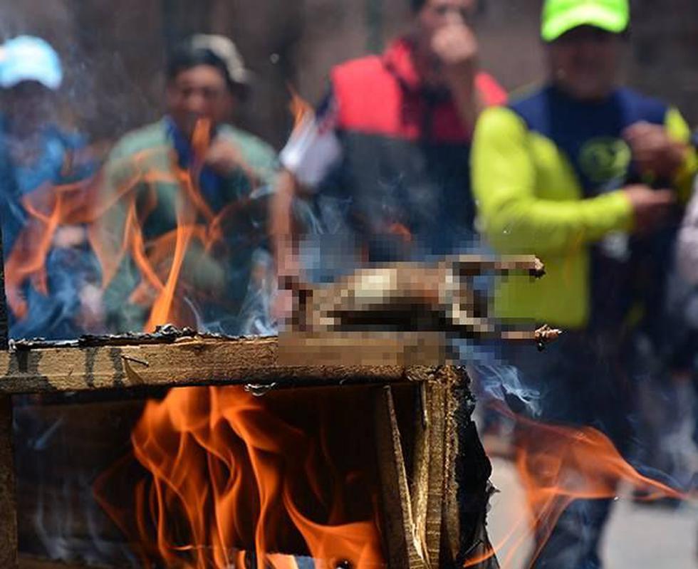 Huelguistas queman rata viva durante su protesta