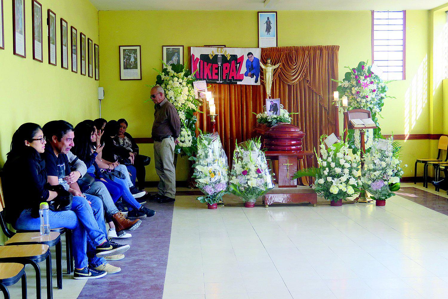 Familiares y amigos lloran la partida del cantante Kike Paz  