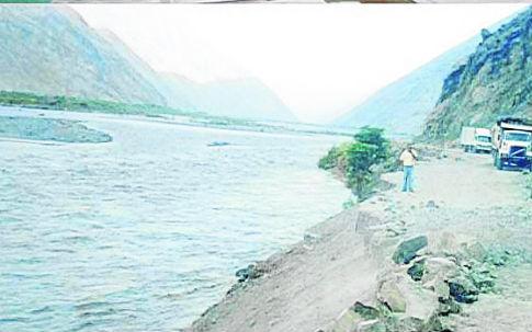 Río Ocoña arrasa puente y deja incomunicados a más de 1500