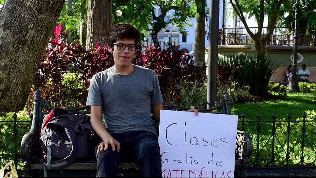 Joven estudiante conmueve al ofrecer clases de matemáticas gratis en un parque (FOTOS)