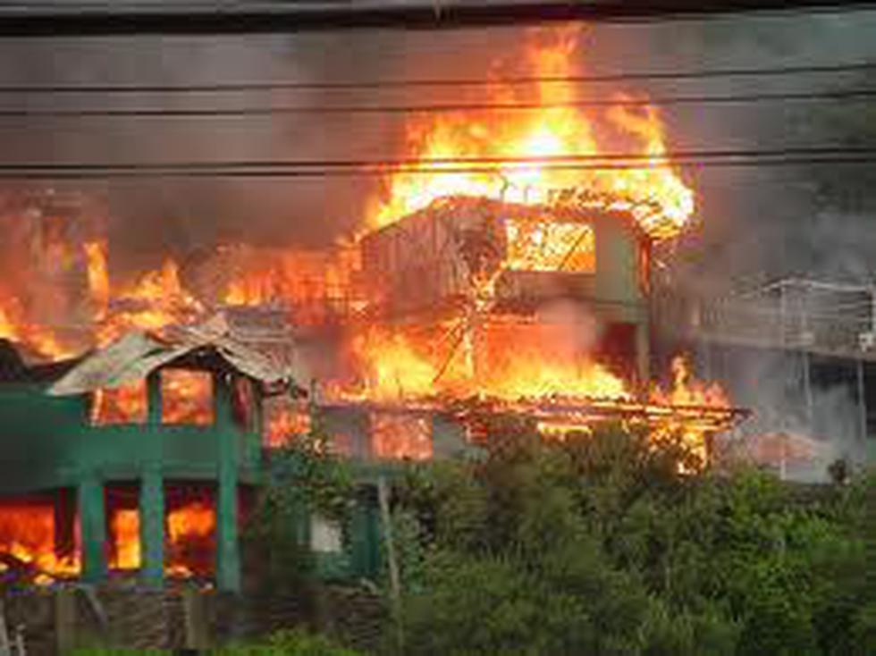 Ucayali: incendio destruye 8 viviendas y decenas de puestos comerciales
