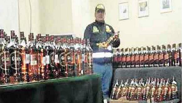 ​Puno: Policías se enfrentan a comerciantes e incautan 200 botellas de licor ilícito