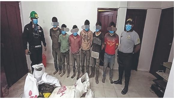 La Policía detuvo a seis presuntos integrantes de Los Topitos de Cochorcos, uno de ellos menor de edad, cuando extraían mineral. (Foto: PNP)