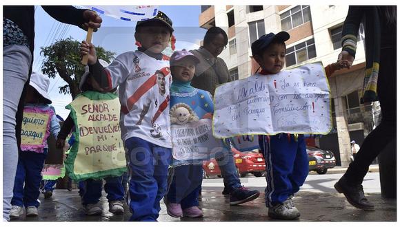 Niños de inicial se ponen camisetas peruanas y salen a marchar pero exigiendo parque 