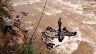Familia que viajaba en camioneta sufre accidente y cae al río Huallaga, en Huánuco
