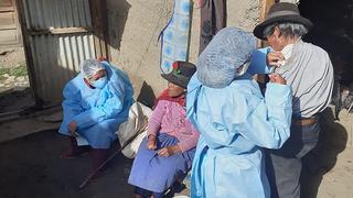 Enfermeras cruzan ríos y cerros para vacunar en dos provincias de Huancavelica