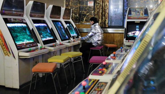 En esta foto tomada el 14 de febrero de 2019, un hombre juega un videojuego en una sala de juegos en Shanghái. (MATTHEW KNIGHT / AFP).