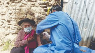 Anciana de 116 años recibe su segunda dosis contra la COVID-19 en Huancavelica 