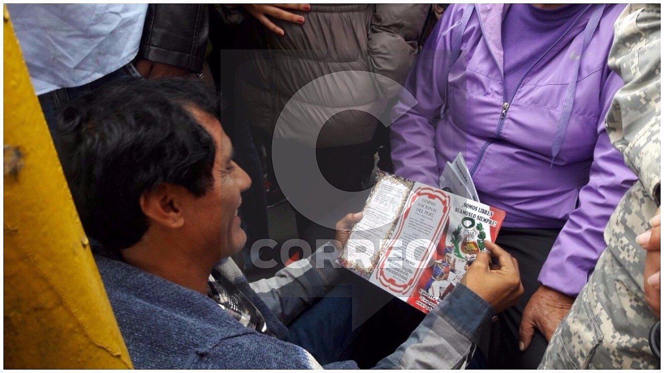 Parada Militar: Familia entonó Himno Nacional para ingresar a tribuna (VIDEO)