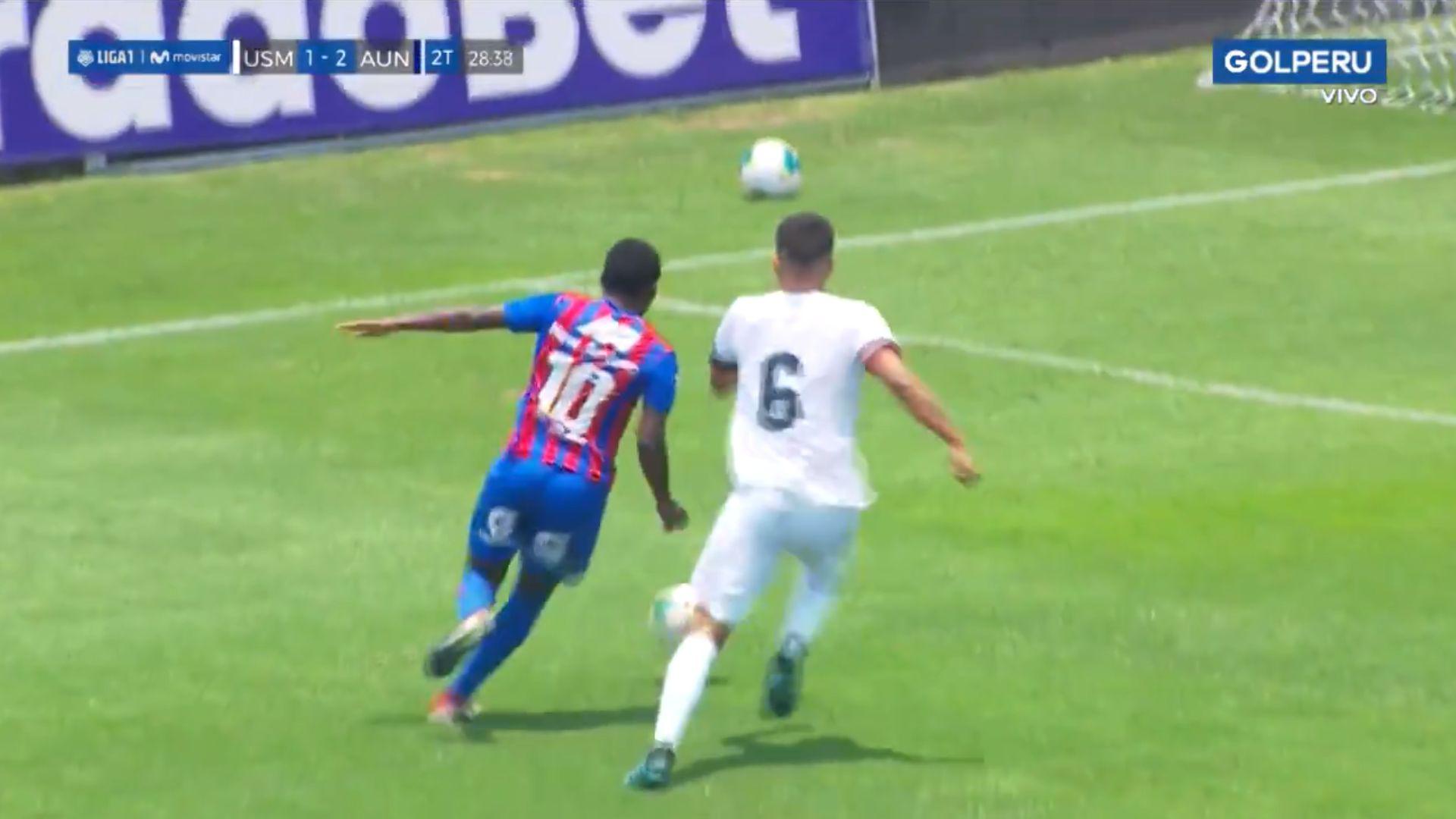 Jack Duran cayó en el área y árbitro cobró un penal que no existió. (Captura)