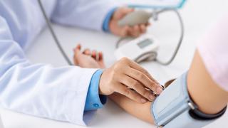 La presión arterial alta: cómo detectarla, factores de riesgo y daños en la salud