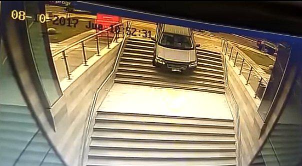 YouTube: pensó que entrada a edificio era un estacionamiento y esto pasó (VIDEO)