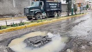 Cuatro días y Sedapar no arregla buzón de desagüe en avenida Colonial de Paucarpata