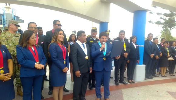 Alcalde Niel Zavala entregó un reconocimiento al pueblo altoaliancista en el 39º aniversario del distrito. (Foto: Adrian Apaza)