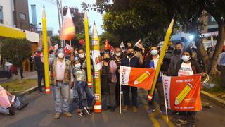 Simpatizantes de Perú Libre celebran ventaja de Pedro Castillo en frontis de ODPE Trujillo