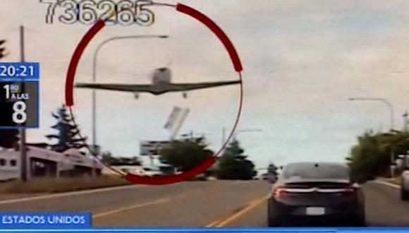 Avioneta aterrizó de emergencia en una autopista concurrida en Estados Unidos (VIDEO)
