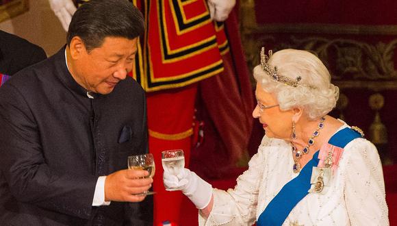 La reina Isabel II de Gran Bretaña organiza un banquete de estado para el presidente chino, Xi Jinping, en el Palacio de Buckingham en Londres, en el primer día oficial de la visita de estado de Xi. (Foto de Dominic Lipinski / AFP)