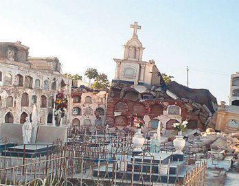 En el cementerio de Pisco parece que el terremoto fue ayer