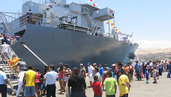Miles de peruanos visitan el buque Tacna