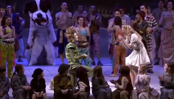 Viral: Peter Pan le propuso matrimonio a Wendy en obra de teatro