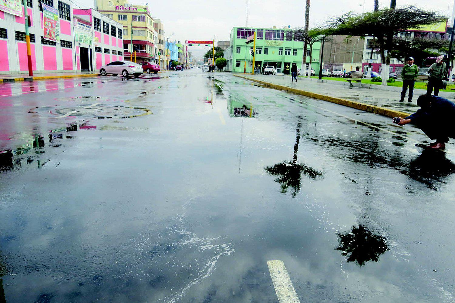 Lluvia sorprende a chimbotanos e inunda calles de la ciudad