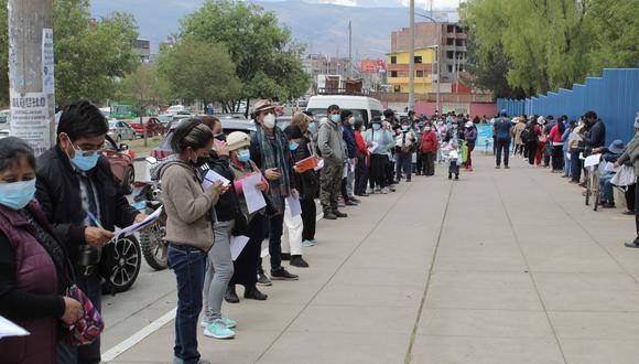 Colas en vacunatorio de Essalud Huancayo   Foto: Adrián Zorrilla/photoGEC@