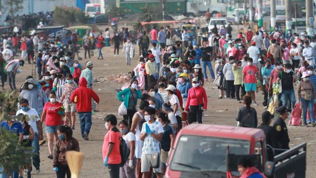 En La Victoria se dispuso la limpieza y desinfección de La Parada para evitar que las personas se infecten con la enfermedad. Esta es una de las acciones que con el mismo fin se vienen realizando en los mercados.