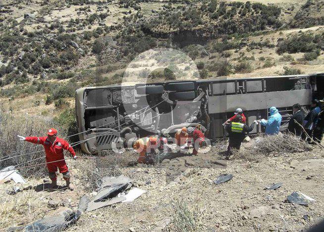 Cusco: Bus con destino a Juliaca vuelca dejando un muerto y varios heridos