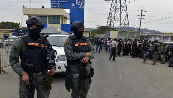 Soldados y policías ecuatorianos toman posiciones fuera del penal Regional 8, contiguo al penal, en las afueras de Guayaquil, Ecuador, el 2 de octubre de 2021. (Foto: Fernando M�ndez / AFP)